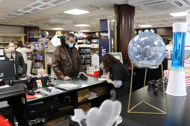 Un client espera la seva factura en una botiga d'Andorra la Vella.